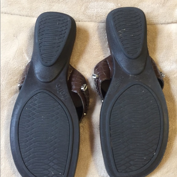 Cute Rialto Brown Sandals - Picture 2 of 3